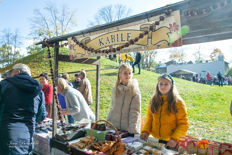 Kuldīgā ar bagātīgu tirdziņu, gardiem ēdieniem, dzērieniem un izklaidēm ikvienu apmeklētāju sagaidīja nozīmīgākais rudens pasākums – Hercoga Jēkaba ga Kuldīgā ar bagātīgu tirdziņu, gardiem ēdieniem, dzērieniem un izklaidēm ikvienu apmeklētāju sagaidīja nozīmīgākais rudens pasākums – Hercoga Jēkaba ga 267627