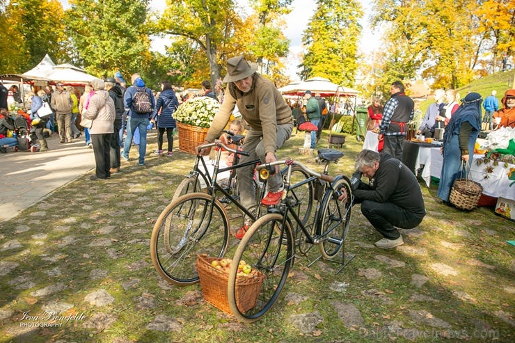 Kuldīgā ar bagātīgu tirdziņu, gardiem ēdieniem, dzērieniem un izklaidēm ikvienu apmeklētāju sagaidīja nozīmīgākais rudens pasākums – Hercoga Jēkaba ga Kuldīgā ar bagātīgu tirdziņu, gardiem ēdieniem, dzērieniem un izklaidēm ikvienu apmeklētāju sagaidīja nozīmīgākais rudens pasākums – Hercoga Jēkaba ga 267637