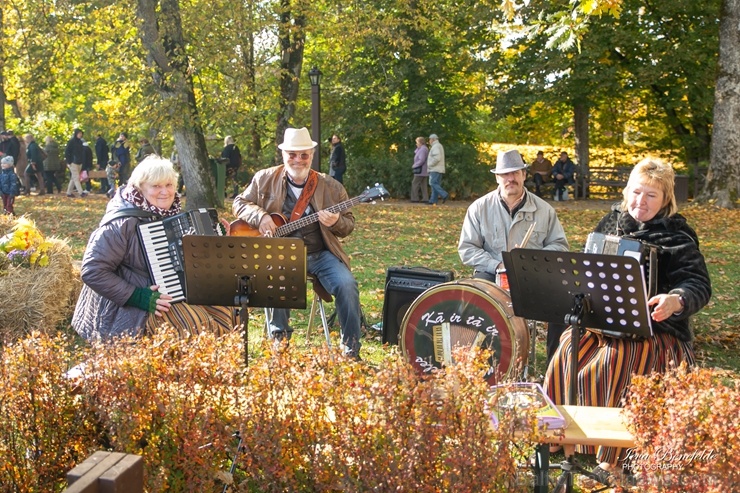 Kuldīgā ar bagātīgu tirdziņu, gardiem ēdieniem, dzērieniem un izklaidēm ikvienu apmeklētāju sagaidīja nozīmīgākais rudens pasākums – Hercoga Jēkaba ga Kuldīgā ar bagātīgu tirdziņu, gardiem ēdieniem, dzērieniem un izklaidēm ikvienu apmeklētāju sagaidīja nozīmīgākais rudens pasākums – Hercoga Jēkaba ga 267638