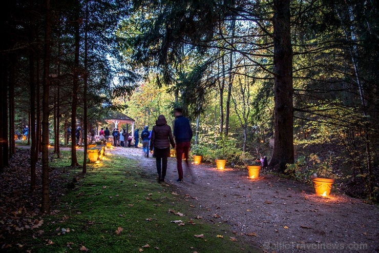 Vienkoču parkā norisinājās Uguns Nakts, kura mērķis ir vienu īso rudens dienu padarīt ilgāk gaišu, dot iespēju uzlādēt sevi ar sveču gaismu un siltumu Vienkoču parkā norisinājās Uguns Nakts, kura mērķis ir vienu īso rudens dienu padarīt ilgāk gaišu, dot iespēju uzlādēt sevi ar sveču gaismu un siltumu 267650
