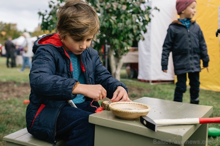 Jau astoto gadu Latvijas sulīgākais festivāls Dobelē pulcē novada un apkārtnes mājražotājus, stādaudzētājus, augļkopjus un interesentus Jau astoto gadu Latvijas sulīgākais festivāls Dobelē pulcē novada un apkārtnes mājražotājus, stādaudzētājus, augļkopjus un interesentus 267714