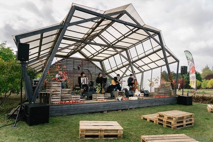Jau astoto gadu Latvijas sulīgākais festivāls Dobelē pulcē novada un apkārtnes mājražotājus, stādaudzētājus, augļkopjus un interesentus Jau astoto gadu Latvijas sulīgākais festivāls Dobelē pulcē novada un apkārtnes mājražotājus, stādaudzētājus, augļkopjus un interesentus 267731