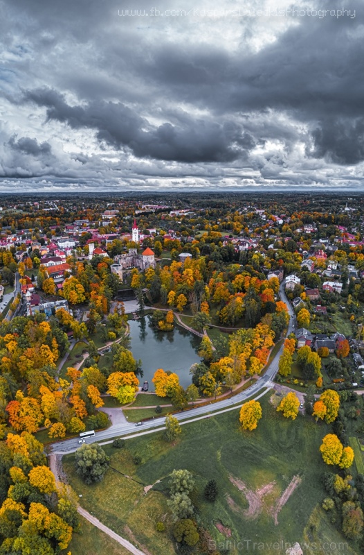 Cēsu pilsēta un Kaķukrogs krāšņi mirdz rudens nokrāsās 267737