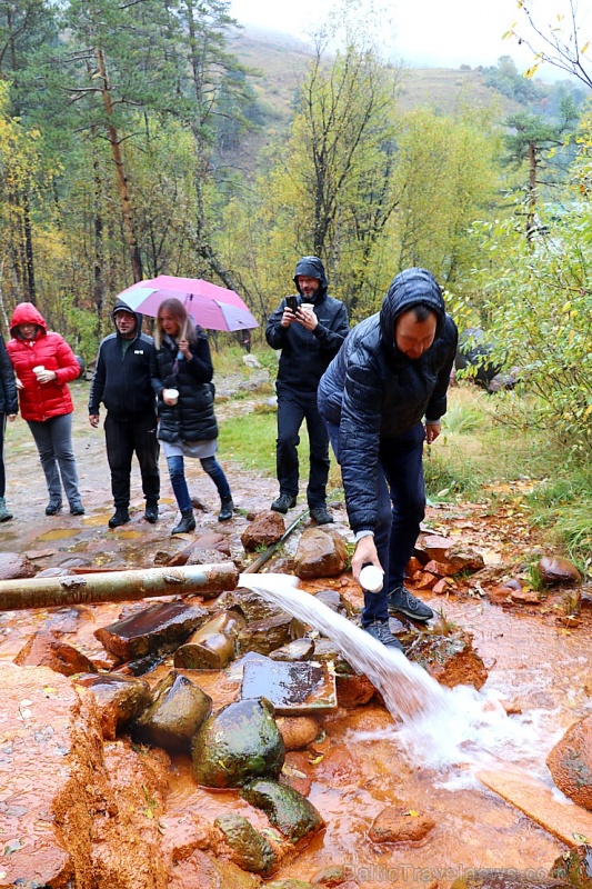 Travelnews.lv izbauda minerālūdeni «Narzan» tā dabisko apstākļos Elbrusa piekājē. Atbalsta: Magtur Travelnews.lv izbauda minerālūdeni «Narzan» tā dabisko apstākļos Elbrusa piekājē. Atbalsta: Magtur 268062