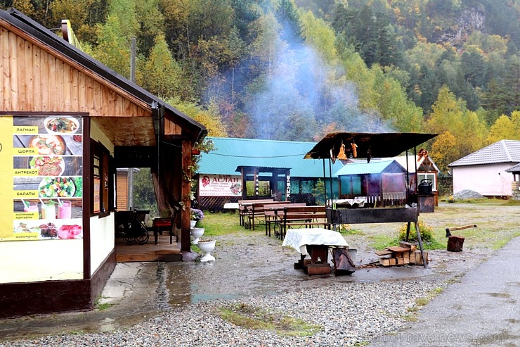 Travelnews.lv izbauda minerālūdeni «Narzan» tā dabisko apstākļos Elbrusa piekājē. Atbalsta: Magtur Travelnews.lv izbauda minerālūdeni «Narzan» tā dabisko apstākļos Elbrusa piekājē. Atbalsta: Magtur 268069