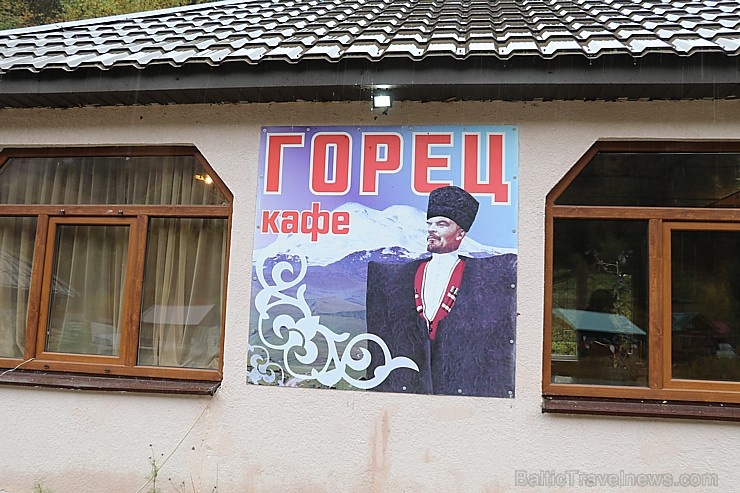 Travelnews.lv izbauda minerālūdeni «Narzan» tā dabisko apstākļos Elbrusa piekājē. Atbalsta: Magtur Travelnews.lv izbauda minerālūdeni «Narzan» tā dabisko apstākļos Elbrusa piekājē. Atbalsta: Magtur 268080