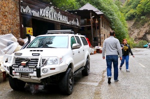 Travelnews.lv izbauda ugunīgu šašliku kafejnīcā  «U Kurmaha» pie Čegema ūdenskritumiem