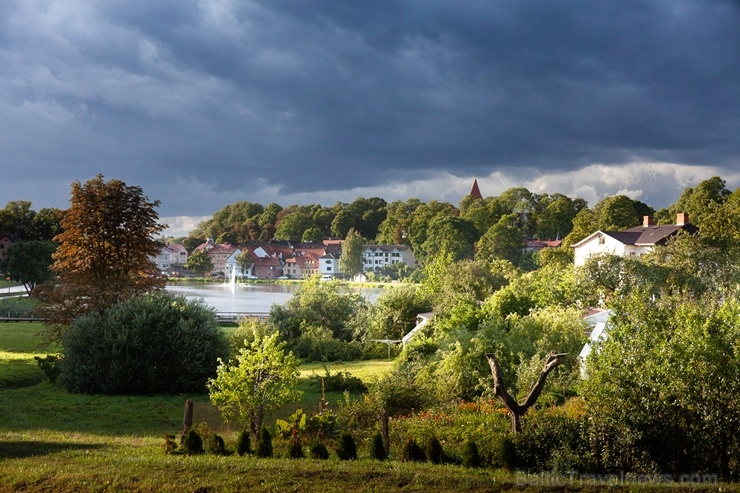 Deviņu pakalnu pilsēta Talsi rāmi pārklājas rudens zeltā 268309