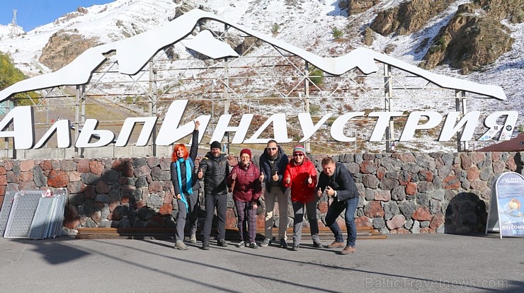 Travelnews.lv ar gaisa trošu vagoniņu uzbrauc sniegotajā Elbrusā līdz 3847 metriem. Atbalsta: Magtur Travelnews.lv ar gaisa trošu vagoniņu uzbrauc sniegotajā Elbrusā līdz 3847 metriem. Atbalsta: Magtur 268339