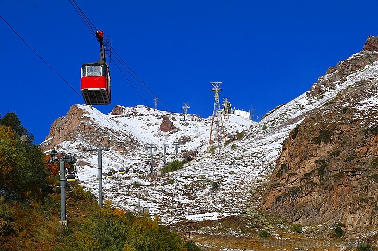 Travelnews.lv ar gaisa trošu vagoniņu uzbrauc sniegotajā Elbrusā līdz 3847 metriem. Atbalsta: Magtur Travelnews.lv ar gaisa trošu vagoniņu uzbrauc sniegotajā Elbrusā līdz 3847 metriem. Atbalsta: Magtur 268341