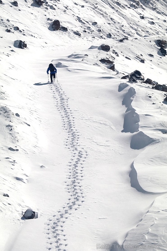 Travelnews.lv ar gaisa trošu vagoniņu uzbrauc sniegotajā Elbrusā līdz 3847 metriem. Atbalsta: Magtur Travelnews.lv ar gaisa trošu vagoniņu uzbrauc sniegotajā Elbrusā līdz 3847 metriem. Atbalsta: Magtur 268343