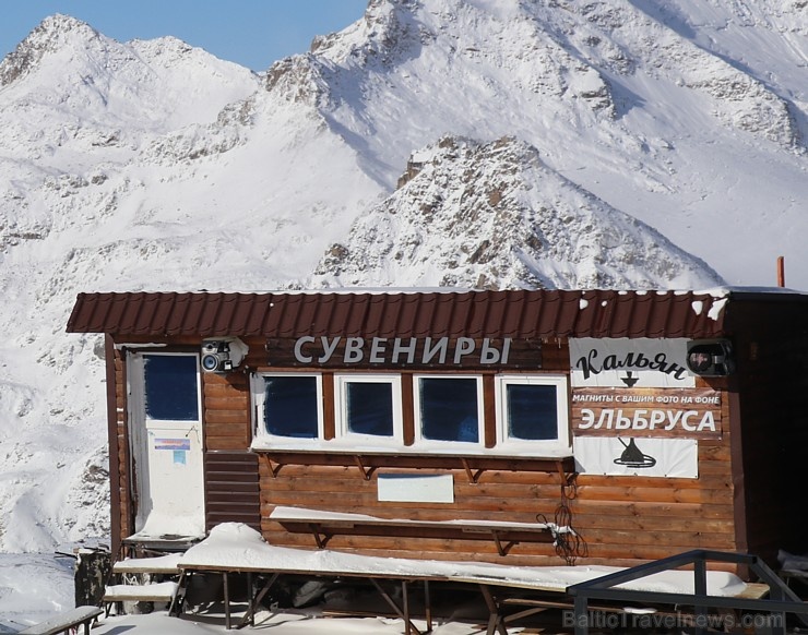 Travelnews.lv ar gaisa trošu vagoniņu uzbrauc sniegotajā Elbrusā līdz 3847 metriem. Atbalsta: Magtur Travelnews.lv ar gaisa trošu vagoniņu uzbrauc sniegotajā Elbrusā līdz 3847 metriem. Atbalsta: Magtur 268351
