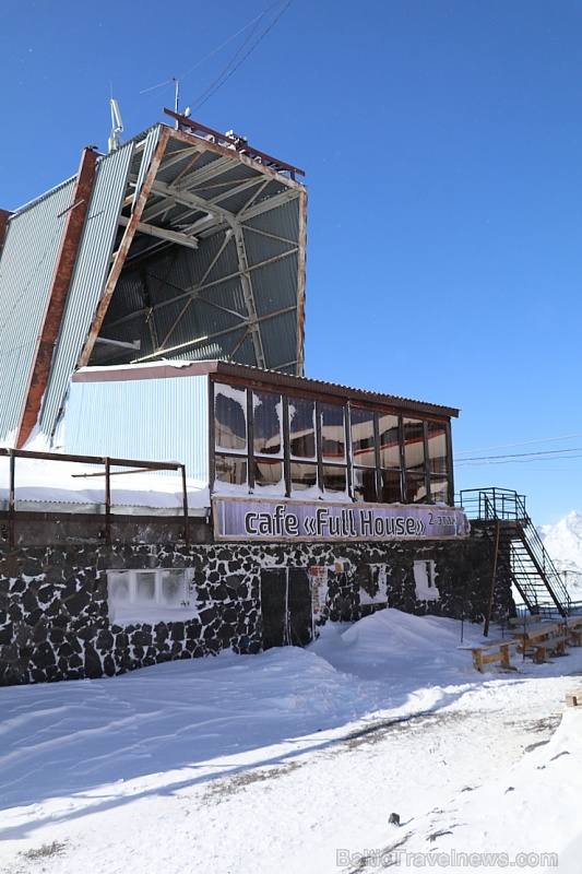 Travelnews.lv ar gaisa trošu vagoniņu uzbrauc sniegotajā Elbrusā līdz 3847 metriem. Atbalsta: Magtur Travelnews.lv ar gaisa trošu vagoniņu uzbrauc sniegotajā Elbrusā līdz 3847 metriem. Atbalsta: Magtur 268352