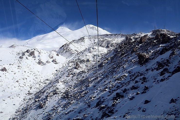 Travelnews.lv ar gaisa trošu vagoniņu uzbrauc sniegotajā Elbrusā līdz 3847 metriem. Atbalsta: Magtur Travelnews.lv ar gaisa trošu vagoniņu uzbrauc sniegotajā Elbrusā līdz 3847 metriem. Atbalsta: Magtur 268354