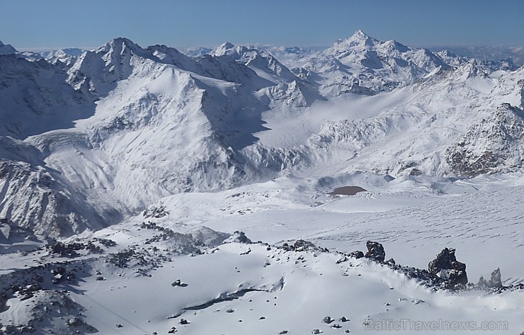 Travelnews.lv ar gaisa trošu vagoniņu uzbrauc sniegotajā Elbrusā līdz 3847 metriem. Atbalsta: Magtur Travelnews.lv ar gaisa trošu vagoniņu uzbrauc sniegotajā Elbrusā līdz 3847 metriem. Atbalsta: Magtur 268359