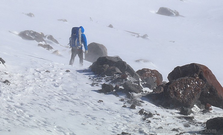 Travelnews.lv ar gaisa trošu vagoniņu uzbrauc sniegotajā Elbrusā līdz 3847 metriem. Atbalsta: Magtur Travelnews.lv ar gaisa trošu vagoniņu uzbrauc sniegotajā Elbrusā līdz 3847 metriem. Atbalsta: Magtur 268361
