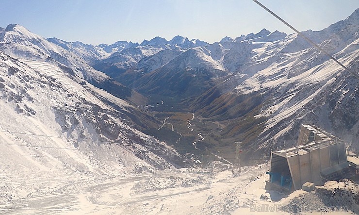 Travelnews.lv ar gaisa trošu vagoniņu uzbrauc sniegotajā Elbrusā līdz 3847 metriem. Atbalsta: Magtur Travelnews.lv ar gaisa trošu vagoniņu uzbrauc sniegotajā Elbrusā līdz 3847 metriem. Atbalsta: Magtur 268364
