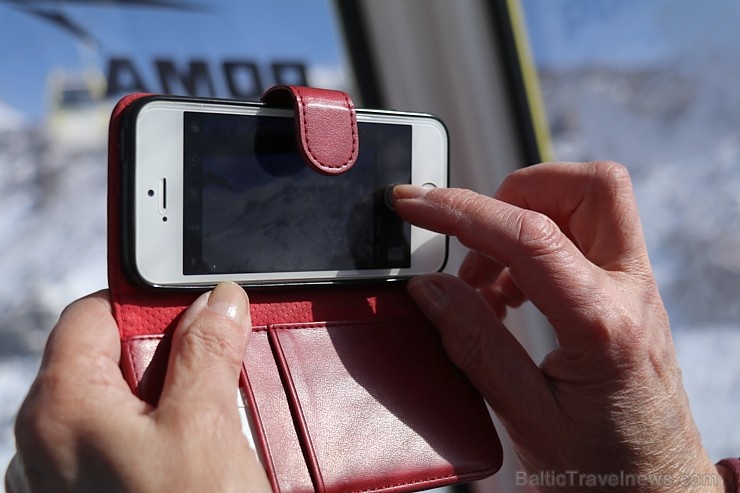 Travelnews.lv ar gaisa trošu vagoniņu uzbrauc sniegotajā Elbrusā līdz 3847 metriem. Atbalsta: Magtur Travelnews.lv ar gaisa trošu vagoniņu uzbrauc sniegotajā Elbrusā līdz 3847 metriem. Atbalsta: Magtur 268371