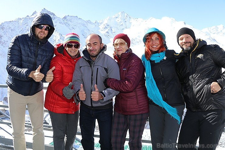 Travelnews.lv ar gaisa trošu vagoniņu uzbrauc sniegotajā Elbrusā līdz 3847 metriem. Atbalsta: Magtur Travelnews.lv ar gaisa trošu vagoniņu uzbrauc sniegotajā Elbrusā līdz 3847 metriem. Atbalsta: Magtur 268374
