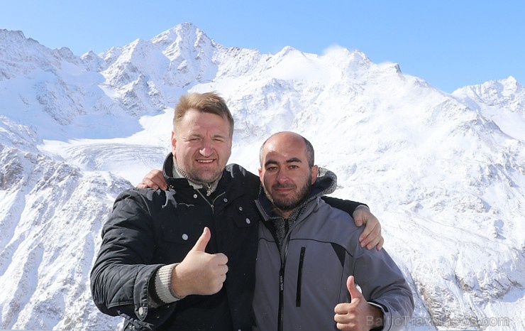 Travelnews.lv ar gaisa trošu vagoniņu uzbrauc sniegotajā Elbrusā līdz 3847 metriem. Atbalsta: Magtur Travelnews.lv ar gaisa trošu vagoniņu uzbrauc sniegotajā Elbrusā līdz 3847 metriem. Atbalsta: Magtur 268375
