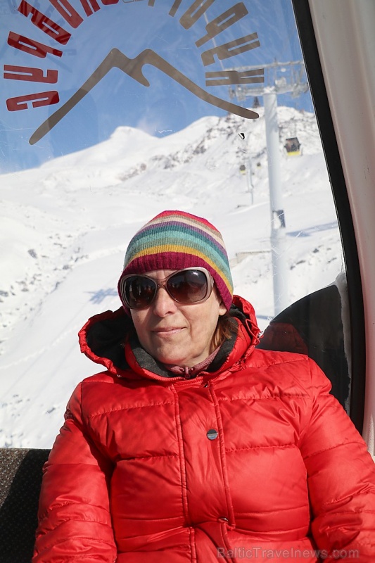 Travelnews.lv ar gaisa trošu vagoniņu uzbrauc sniegotajā Elbrusā līdz 3847 metriem. Atbalsta: Magtur Travelnews.lv ar gaisa trošu vagoniņu uzbrauc sniegotajā Elbrusā līdz 3847 metriem. Atbalsta: Magtur 268379