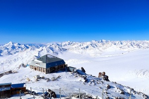 Travelnews.lv ar gaisa trošu vagoniņu uzbrauc sniegotajā Elbrusā līdz 3847 metriem