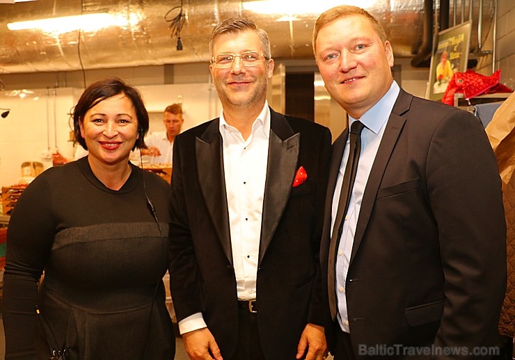 Travelnews.lv piedāvā dažus fotomirkļus no Latvijas populārākā šefpavāra Mārtiņa Rītiņa jubilejas Travelnews.lv piedāvā dažus fotomirkļus no Latvijas populārākā šefpavāra Mārtiņa Rītiņa jubilejas 268657