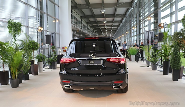 «Domenikss» medijiem prezentē jaunās paaudzes «Mercedes Benz GLS» apvidus automobili 269122