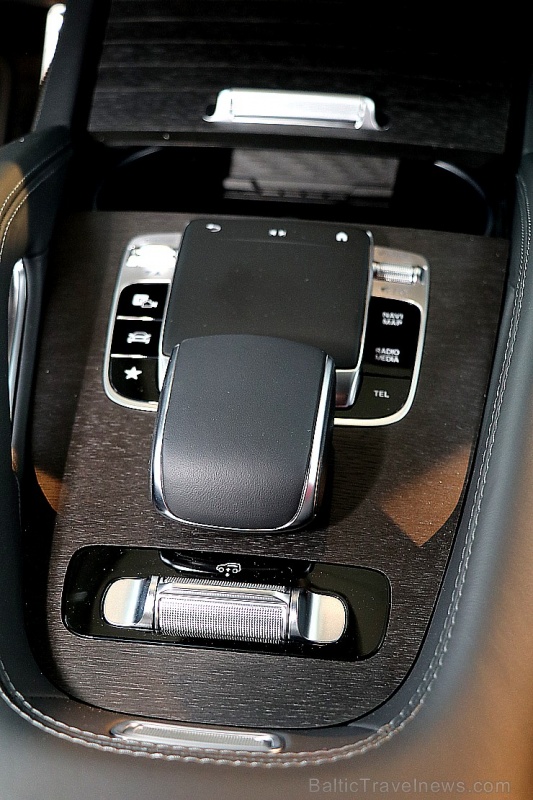 «Domenikss» medijiem prezentē jaunās paaudzes «Mercedes Benz GLS» apvidus automobili 269131