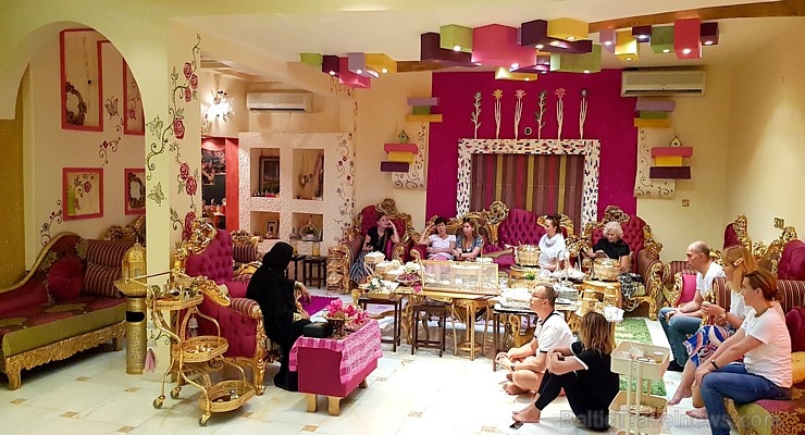 Travelnews.lv iepazīst turīgu arābu privātmāju Šārdžas emirātā. Atbalsta: VisitSharjah.com un Novatours.lv Travelnews.lv iepazīst turīgu arābu privātmāju Šārdžas emirātā. Atbalsta: VisitSharjah.com un Novatours.lv 269282