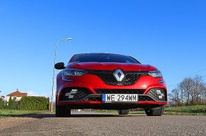 Travelnews.lv apceļo Rīgas apkārtni ar jauno un 300 zirgspēku jaudīgo «Renault Megane RS 300 Trophy» 