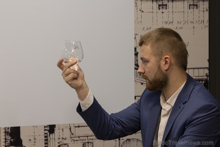 Ar īpašu ekskursiju atzīmē pirmo pusgadu, kopš plašākai sabiedrībai iespējams aplūkot Baltijā lielākās alkoholisko dzērienu ražotnes Latvijas balzams Ar īpašu ekskursiju atzīmē pirmo pusgadu, kopš plašākai sabiedrībai iespējams aplūkot Baltijā lielākās alkoholisko dzērienu ražotnes Latvijas balzams 269788
