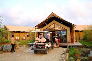 Travelnews.lv ar nakšņojumu iepazīst burvīgu vietu uz salas «Kingfisher Lodge»