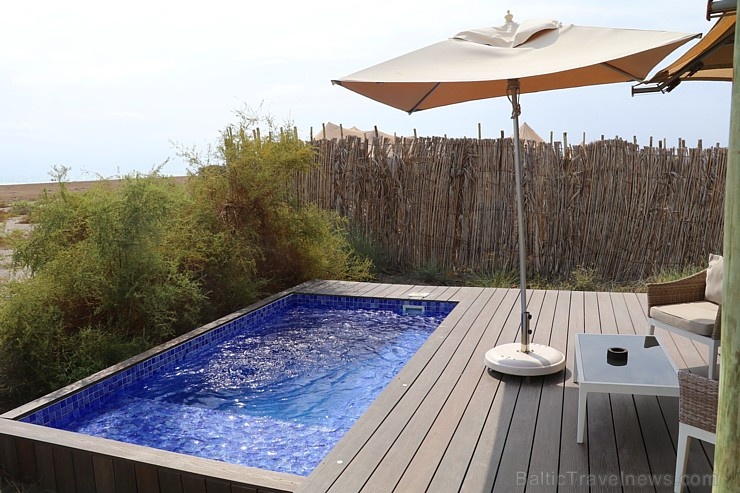 Travelnews.lv nakšņo luksus klases teltī, ko piedāvā «Kingfisher Lodge». Atbalsta: VisitSharjah.com un Novatours.lv Travelnews.lv nakšņo luksus klases teltī, ko piedāvā «Kingfisher Lodge». Atbalsta: VisitSharjah.com un Novatours.lv 270038