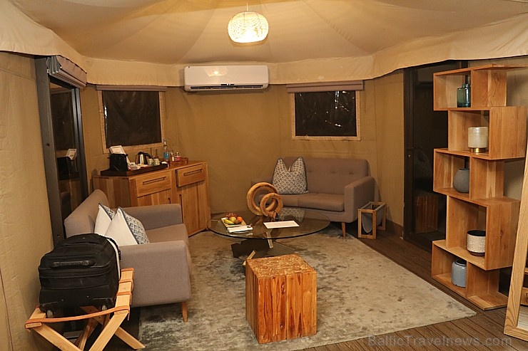 Travelnews.lv nakšņo luksus klases teltī, ko piedāvā «Kingfisher Lodge». Atbalsta: VisitSharjah.com un Novatours.lv Travelnews.lv nakšņo luksus klases teltī, ko piedāvā «Kingfisher Lodge». Atbalsta: VisitSharjah.com un Novatours.lv 270045