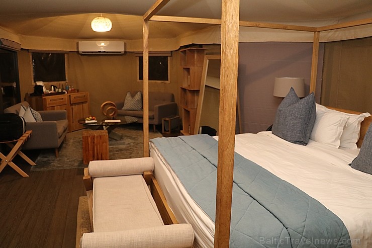 Travelnews.lv nakšņo luksus klases teltī, ko piedāvā «Kingfisher Lodge». Atbalsta: VisitSharjah.com un Novatours.lv Travelnews.lv nakšņo luksus klases teltī, ko piedāvā «Kingfisher Lodge». Atbalsta: VisitSharjah.com un Novatours.lv 270046