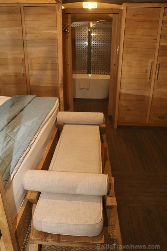 Travelnews.lv nakšņo luksus klases teltī, ko piedāvā «Kingfisher Lodge». Atbalsta: VisitSharjah.com un Novatours.lv Travelnews.lv nakšņo luksus klases teltī, ko piedāvā «Kingfisher Lodge». Atbalsta: VisitSharjah.com un Novatours.lv 270057