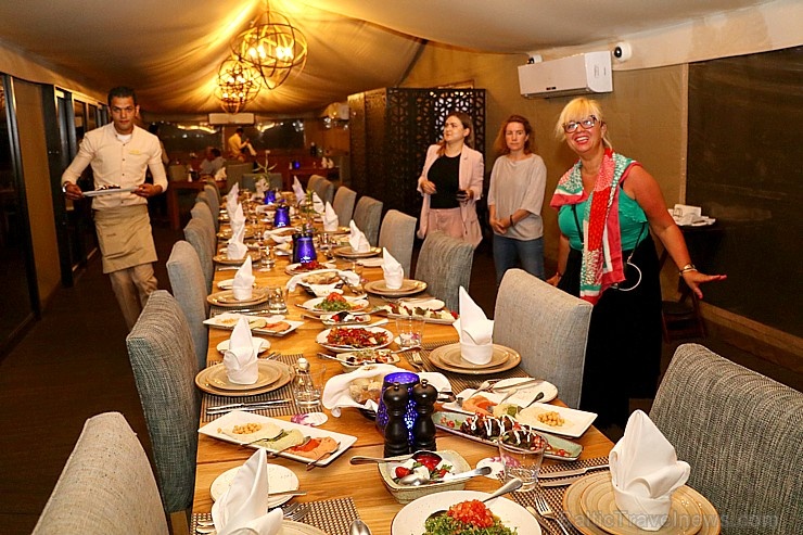 Travelnews.lv izbauda 5 zvaigžņu viesnīcas «Kingfisher Lodge» vakariņas un brokastis. Atbalsta: VisitSharjah.com un Novatours.lv Travelnews.lv izbauda 5 zvaigžņu viesnīcas «Kingfisher Lodge» vakariņas un brokastis. Atbalsta: VisitSharjah.com un Novatours.lv 270068
