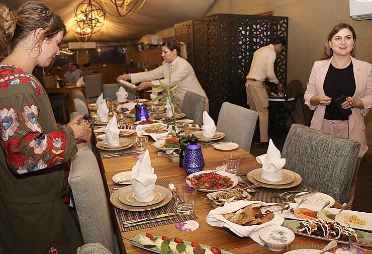 Travelnews.lv izbauda 5 zvaigžņu viesnīcas «Kingfisher Lodge» vakariņas un brokastis. Atbalsta: VisitSharjah.com un Novatours.lv Travelnews.lv izbauda 5 zvaigžņu viesnīcas «Kingfisher Lodge» vakariņas un brokastis. Atbalsta: VisitSharjah.com un Novatours.lv 270069