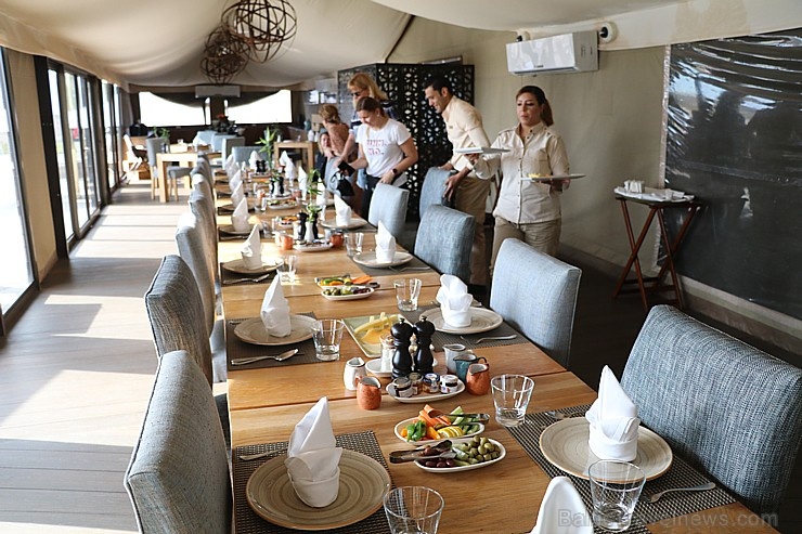 Travelnews.lv izbauda 5 zvaigžņu viesnīcas «Kingfisher Lodge» vakariņas un brokastis. Atbalsta: VisitSharjah.com un Novatours.lv Travelnews.lv izbauda 5 zvaigžņu viesnīcas «Kingfisher Lodge» vakariņas un brokastis. Atbalsta: VisitSharjah.com un Novatours.lv 270097