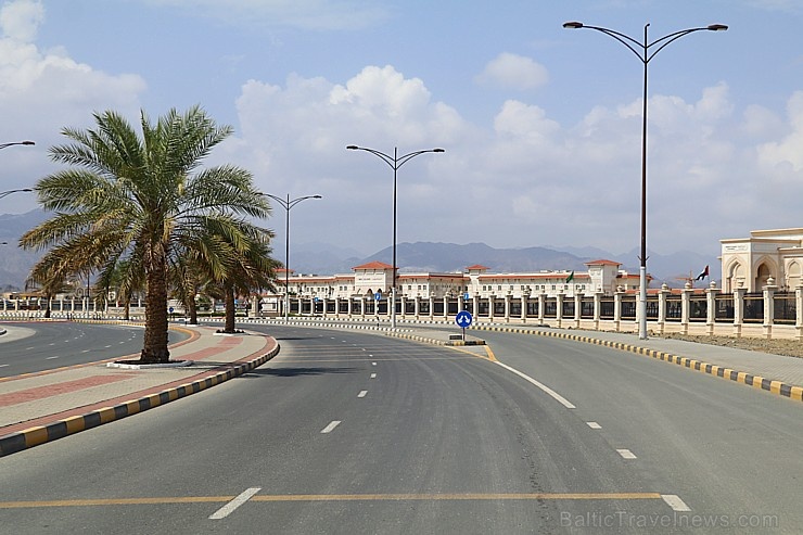 Travelnews.lv iepazīst Šārdžas emirāta lieliskos lielceļus ar 120 km/h. Atbalsta: VisitSharjah.com un Novatours.lv Travelnews.lv iepazīst Šārdžas emirāta lieliskos lielceļus ar 120 km/h. Atbalsta: VisitSharjah.com un Novatours.lv 270303