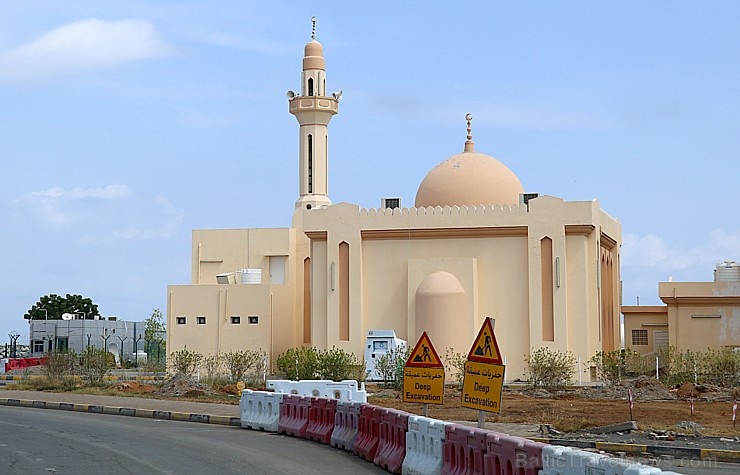 Travelnews.lv iepazīst Šārdžas emirāta lieliskos lielceļus ar 120 km/h. Atbalsta: VisitSharjah.com un Novatours.lv Travelnews.lv iepazīst Šārdžas emirāta lieliskos lielceļus ar 120 km/h. Atbalsta: VisitSharjah.com un Novatours.lv 270308