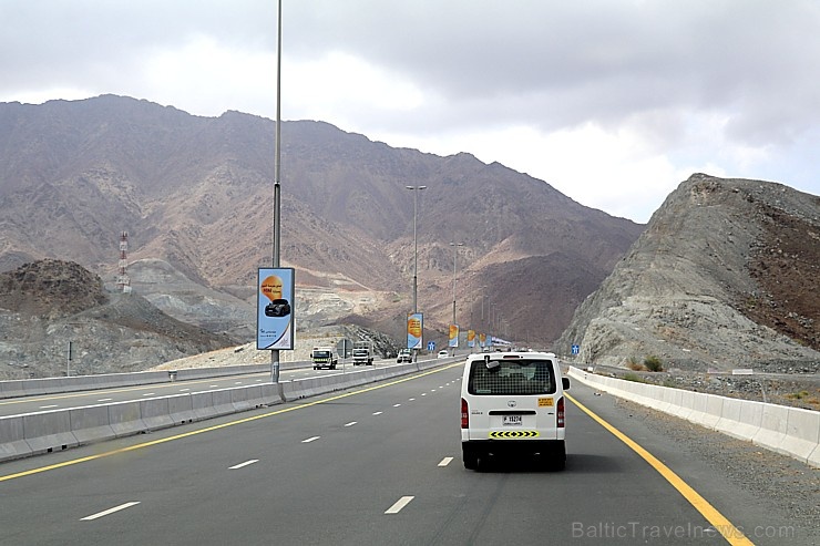 Travelnews.lv iepazīst Šārdžas emirāta lieliskos lielceļus ar 120 km/h. Atbalsta: VisitSharjah.com un Novatours.lv 270312