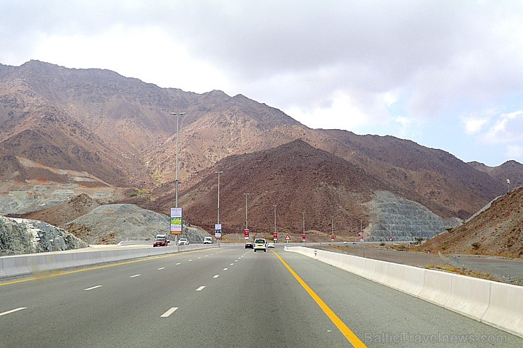 Travelnews.lv iepazīst Šārdžas emirāta lieliskos lielceļus ar 120 km/h. Atbalsta: VisitSharjah.com un Novatours.lv Travelnews.lv iepazīst Šārdžas emirāta lieliskos lielceļus ar 120 km/h. Atbalsta: VisitSharjah.com un Novatours.lv 270314