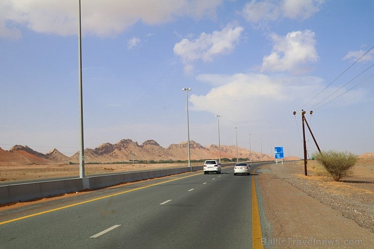 Travelnews.lv iepazīst Šārdžas emirāta lieliskos lielceļus ar 120 km/h. Atbalsta: VisitSharjah.com un Novatours.lv Travelnews.lv iepazīst Šārdžas emirāta lieliskos lielceļus ar 120 km/h. Atbalsta: VisitSharjah.com un Novatours.lv 270343