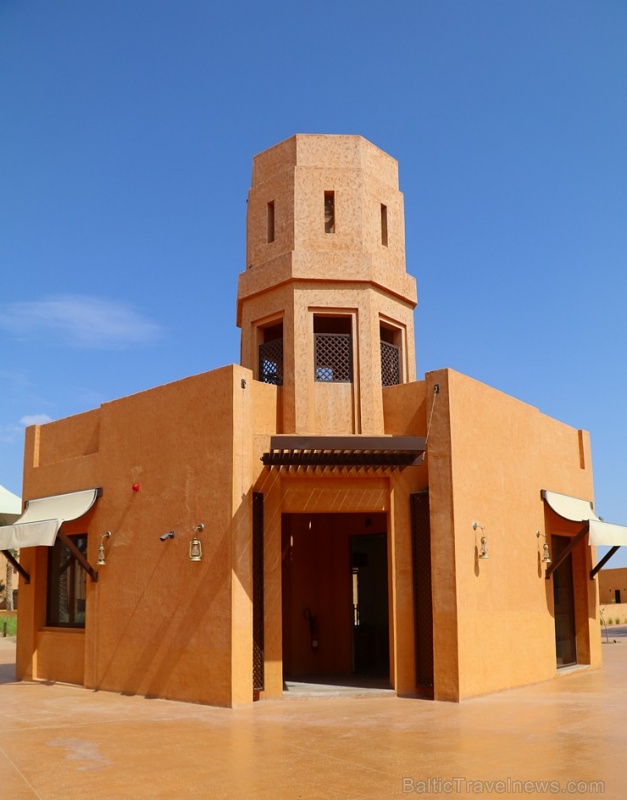 Tuksnesī apmeklējam un pusdienojam Šārdžas emirātu viesnīcā «Al Badayer Oasis», kas pieder emirāta īpašo naktsmītņu kolekcijai «Mysk Sharjah Collecti Tuksnesī apmeklējam un pusdienojam Šārdžas emirātu viesnīcā «Al Badayer Oasis», kas pieder emirāta īpašo naktsmītņu kolekcijai «Mysk Sharjah Collecti 270353