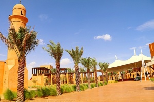 Travelnews.lv tuksnesī apmeklē un pusdieno Šārdžas emirātu viesnīcā «Al Badayer Oasis»