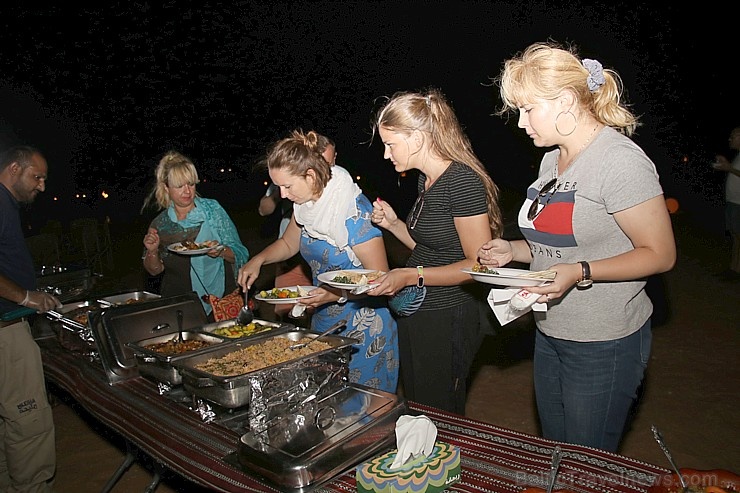 Travelnews.lv izbauda tuksnesī nakts vakariņas un zvaigznes teleskopā. Atbalsta: VisitSharjah.com un Novatours.lv Travelnews.lv izbauda tuksnesī nakts vakariņas un zvaigznes teleskopā. Atbalsta: VisitSharjah.com un Novatours.lv 271084