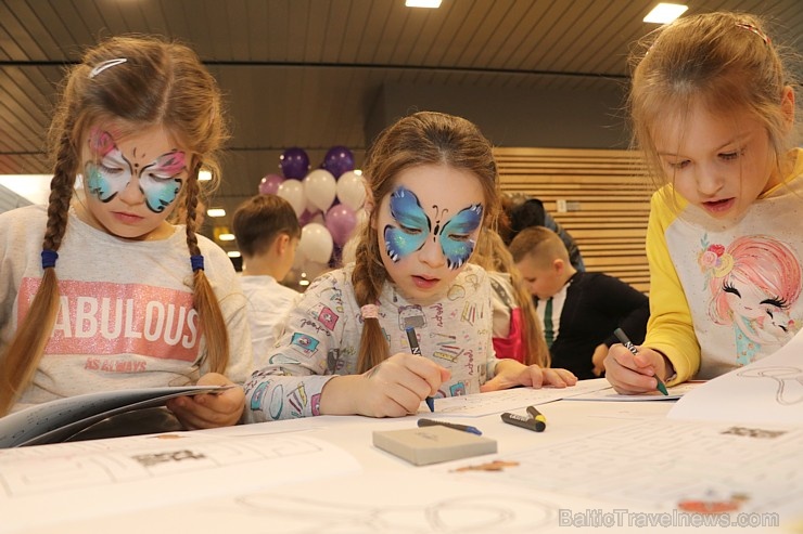 Tagad bērni starptautiskajā lidostā Rīga latviešu un angļu valodā iegūs jauku grāmatiņu «Domā, krāso, atrisini!» Tagad bērni starptautiskajā lidostā Rīga latviešu un angļu valodā iegūs jauku grāmatiņu «Domā, krāso, atrisini!» 271964