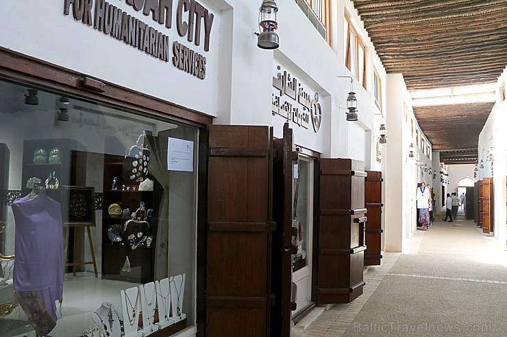 Travelnews.lv apmeklē Šārdžas moderno tirgu - suvenīri, antikvariāti, dekorācijas, mantas. Atbalsta: VisitSharjah.com un Novatours.lv Travelnews.lv apmeklē Šārdžas moderno tirgu - suvenīri, antikvariāti, dekorācijas, mantas. Atbalsta: VisitSharjah.com un Novatours.lv 272083
